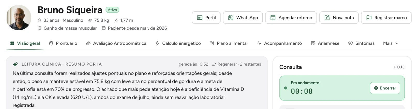 Prontuário de Bruno Siqueira com a consulta em andamento no cronômetro e o resumo por IA já escrito: peso estável em 75,8 kg, meta de hipertrofia em 70% e a deficiência de vitamina D do exame de julho ainda sem reavaliação